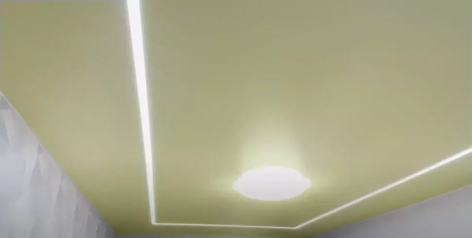 Бежевый натяжной потолок со световыми линиями — Нижний Новгород, проспект Гагарина, 180, фото 2
